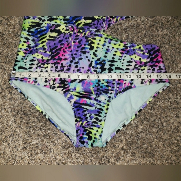 Wonder Nation| One-Piece Swimsuit with Keyhole Detail - Picture 4 of 5